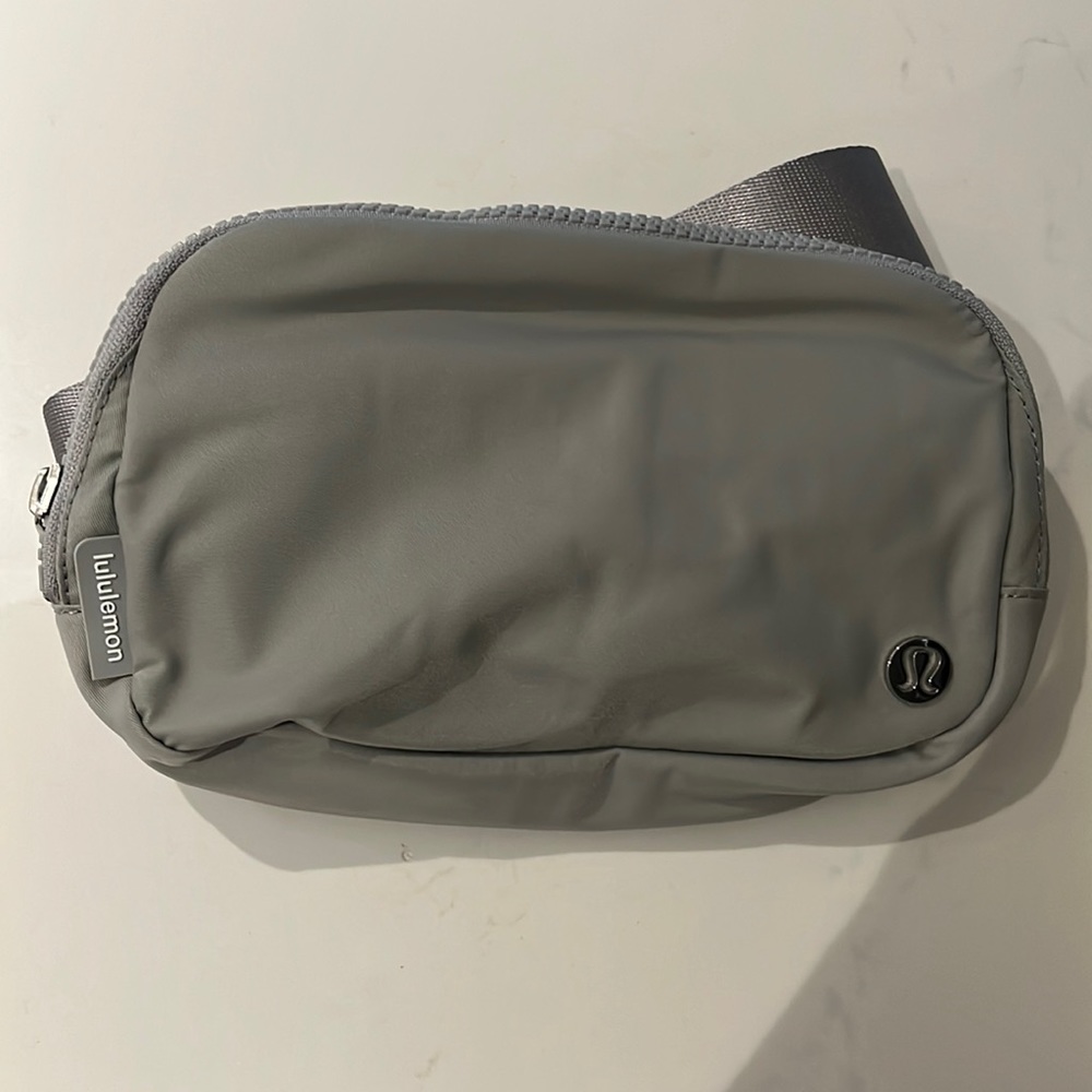 NWT lululemon everywhere belt bag - silver